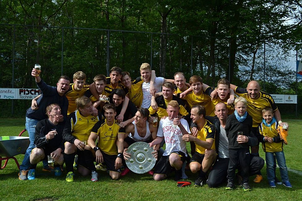 Perfektes Timing: Die C-Liga-Kicker des FC Hövelriege konnten beim Pfingstsportfest ihres Vereines den Aufstieg in die Fußball-Kreisliga B feiern.