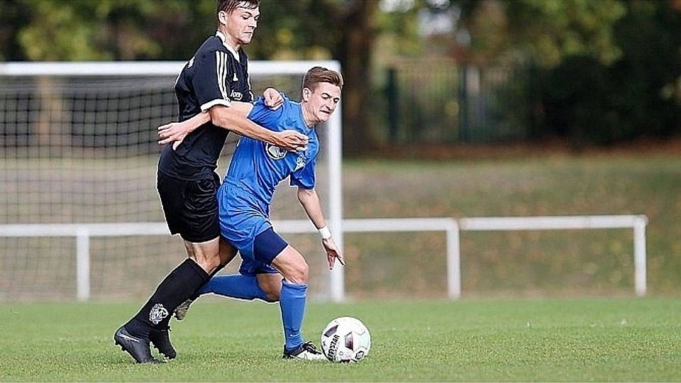 Der Krifteler Benedikt Freund (blau) lieferte sich knackige Duelle mit seinen Marxheimer Bewachern. F: Lorenz