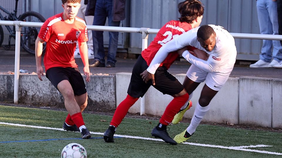 Bingens Benian Yurdakul räumt Eintrachtler Levi Mukamba an der Linie ab.