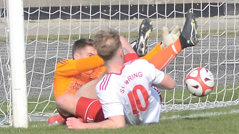 In dieser Szene verhindern Merings junger Torhüter Simon Kratzer und Markus Gärtner mit letztem Einsatz einen Treffer von Türkspor Augsburg. Dennoch waren die Meringer beim 0:4 gegen den derzeitigen Spitzenreiter der Landesliga letztlich chancenlos.  Foto: Peter Kleist