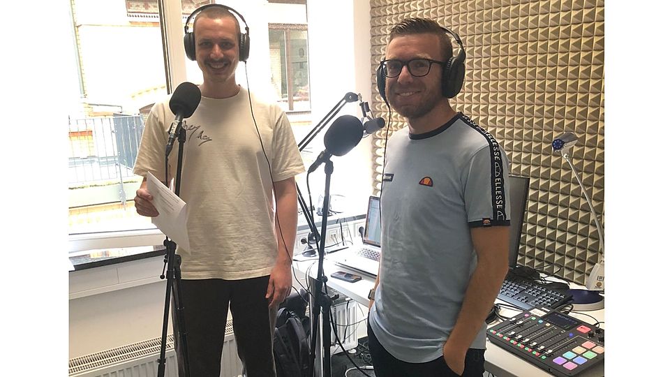 Gut gelaunt: VRM-Volontär Benedikt Palm (links) und FuPa-Redaktionsleiter Philipp Durillo (rechts) beim Aufnehmen der FuPa-Sonderfolge des Podcasts "Rheingehört!"