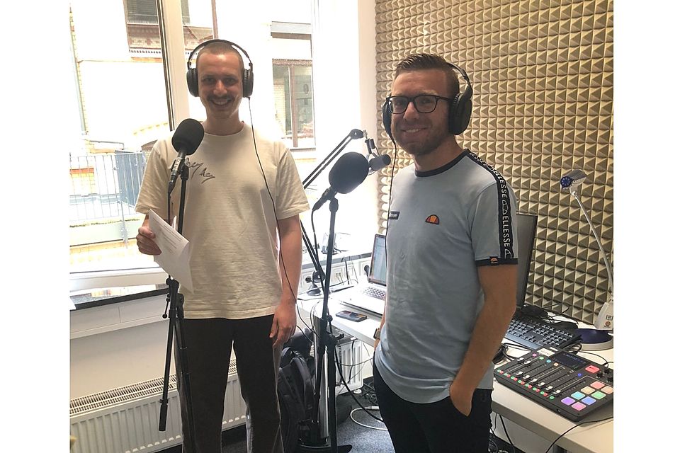 Gut gelaunt: VRM-Volontär Benedikt Palm (links) und FuPa-Redaktionsleiter Philipp Durillo (rechts) beim Aufnehmen der FuPa-Sonderfolge des Podcasts "Rheingehört!"