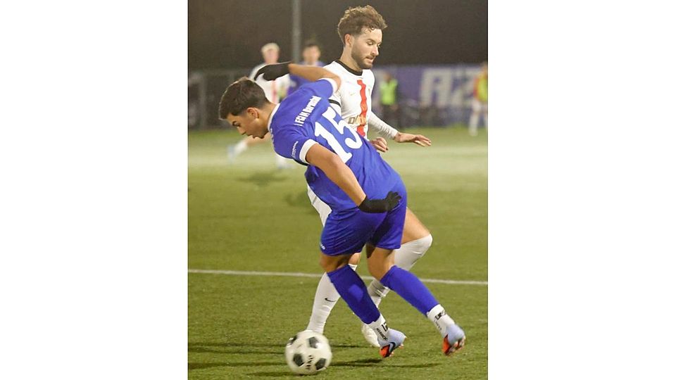 Nullnummer: Im Derby der Fußball-Verbandsliga zwischen dem FCA Darmstadt (vorne Daniel Araujo Rocha) und RW Darmstadt (hinten Noel Wembacher) fielen keine Treffer.	Foto: Peter Henrich