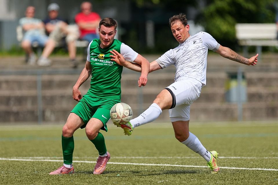 Alles gegeben: Nicklas Pitas (r.) kann mit dem SV Erbenheim den Gruppenliga-Verbleib feiern, Marc-Andre Krabler muss mit dem SV Niedernhausen nach dem 2:2 noch zittern. Alles gegeben: Nicklas Pitas (r.) kann mit dem SV Erbenheim den Gruppenliga-Verbleib feiern, Marc-Andre Krabler muss mit dem SV Niedernhausen nach dem 2:2 noch zittern.
