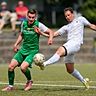 Alles gegeben: Nicklas Pitas (r.) kann mit dem SV Erbenheim den Gruppenliga-Verbleib feiern, Marc-Andre Krabler muss mit dem SV Niedernhausen nach dem 2:2 noch zittern.