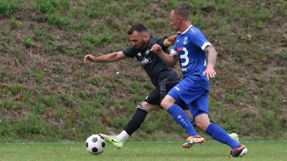 Die SG Obere Lahn mit Aykut Babayigit (li.) und der FSV Buchenau mit Lukas Müller trennen sich in Eckelshausen nach einem wahren Krimi mit 4:4. © Jens Schmidt