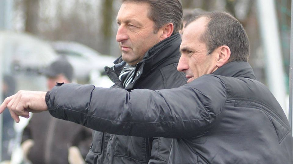 Herbert Wiest (rechts) und Gerhard Holzmann studierten schon mal vorab den SV Schwabegg. 	F.: Oliver Reiser
