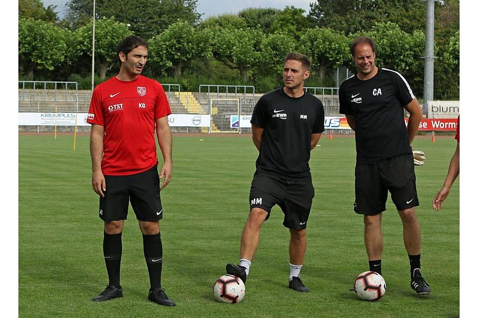 Endlich wieder den Ball am Fuß. Das freut nicht nur die Wormatia-Spieler, sondern auch das Trainerteam Kristjan Glibo, Maximilian Mehring und Christian Adam (von links).