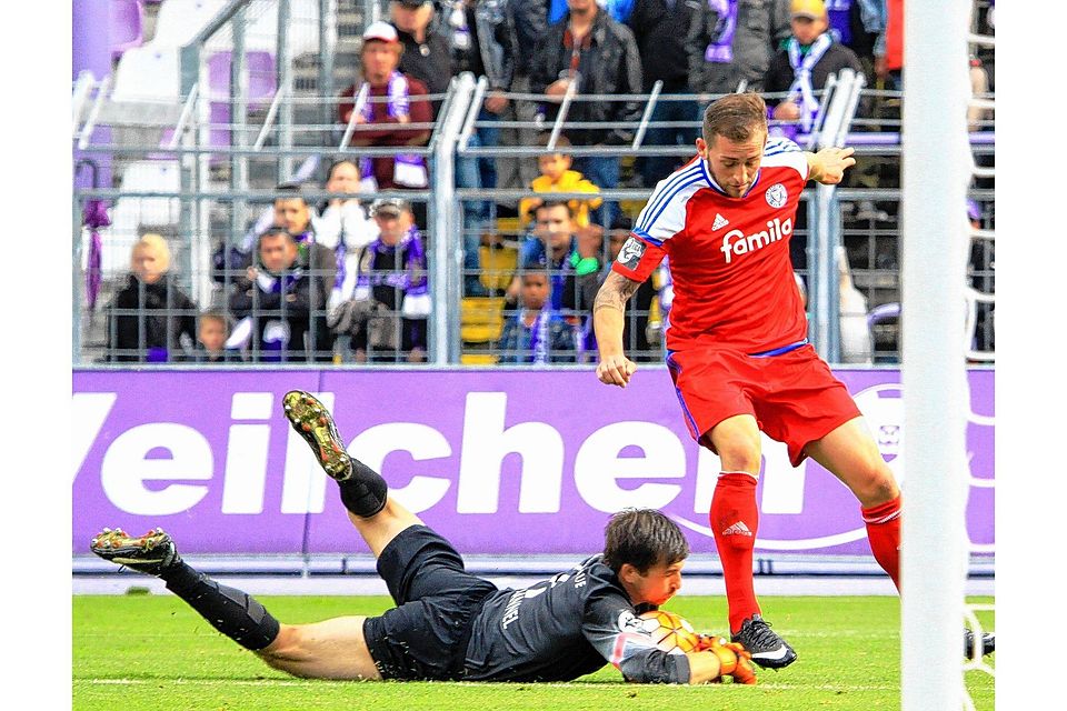 Zugepackt: Aues Torhüter Martin Männel (links) greift sich den Ball vor dem Kieler Stürmer Marc Heider.