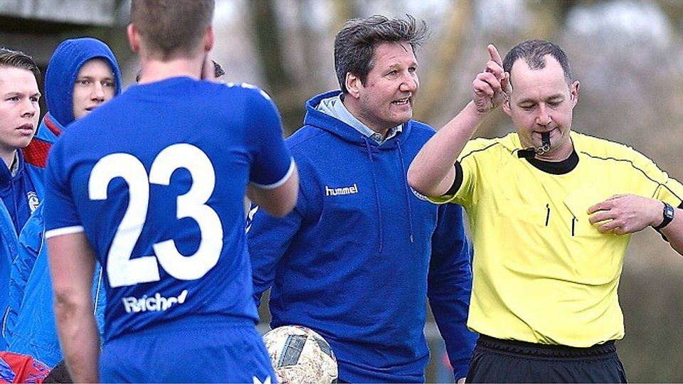 Ein Mann unter Strom: Bornhöveds Trainer Ralf Hartmann (Zweiter von rechts) diskutiert mit Schiedsrichter Patrick Hahn, der Hartmanns Spieler Sascha Reichow gerade mit Gelb-Rot vom Platz gestellt hat – eine Szene aus der Vorwoche vom Spiel gegen Nortorf. Foto: Sell