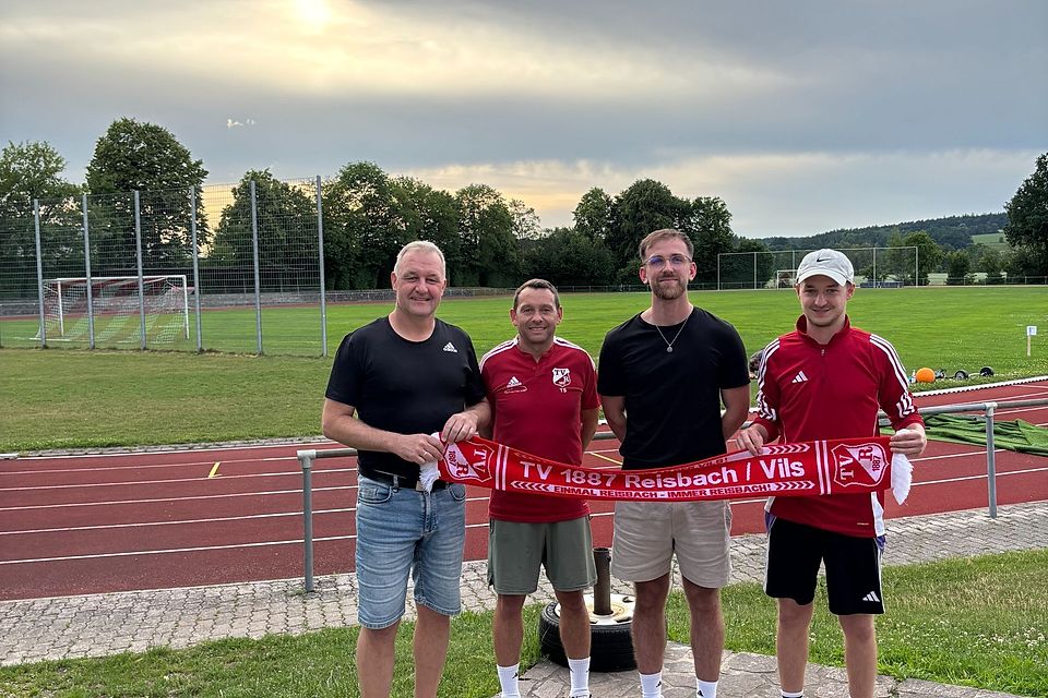 Dardan Gashi (zweiter von rechts) verstärkt den TV Reisbach als spielender Co-Trainer Dardan Gashi (zweiter von rechts) verstärkt den TV Reisbach als spielender Co-Trainer