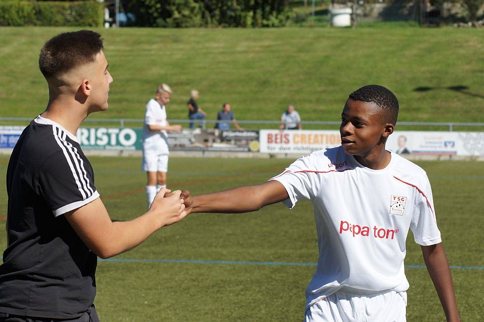  Die U-15-Fußballer Alexander Kovac (links) und Elias da Silva von der TSG Backnang zeigen, wie Integration im und durch den Sport möglich ist.