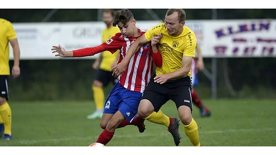 Einmal mehr werden die SG Seelbach/Scheld und der FC Merkenbach am Sonntag in einem prestigeträchtigen Duell aufeinandertreffen. Hier eine Szene von 2021 mit Lucca Felix (l.) und Stefan Schmidt. Archivfoto: Henrik Schneider © Henrik Schneider