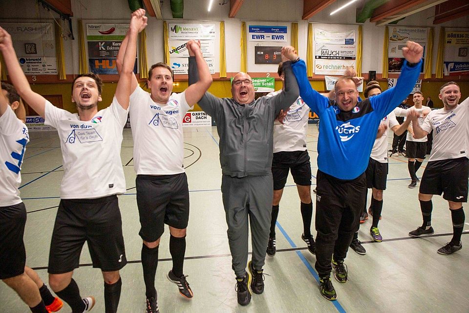Die Lampertheimer Azzurri feiern beim Hallencup des TV Lampertheim ihren Überraschungserfolg.