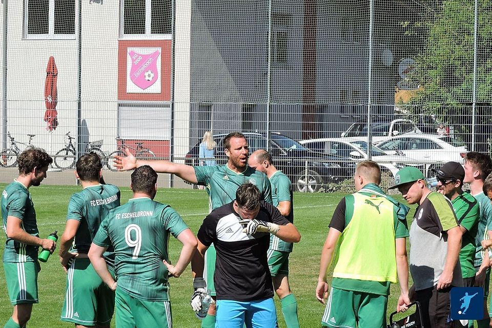 Andreas Dinkel (mitte) hat seine Eschelbronner am ersten Spieltag zum Sieg in Eschelbach geführt.