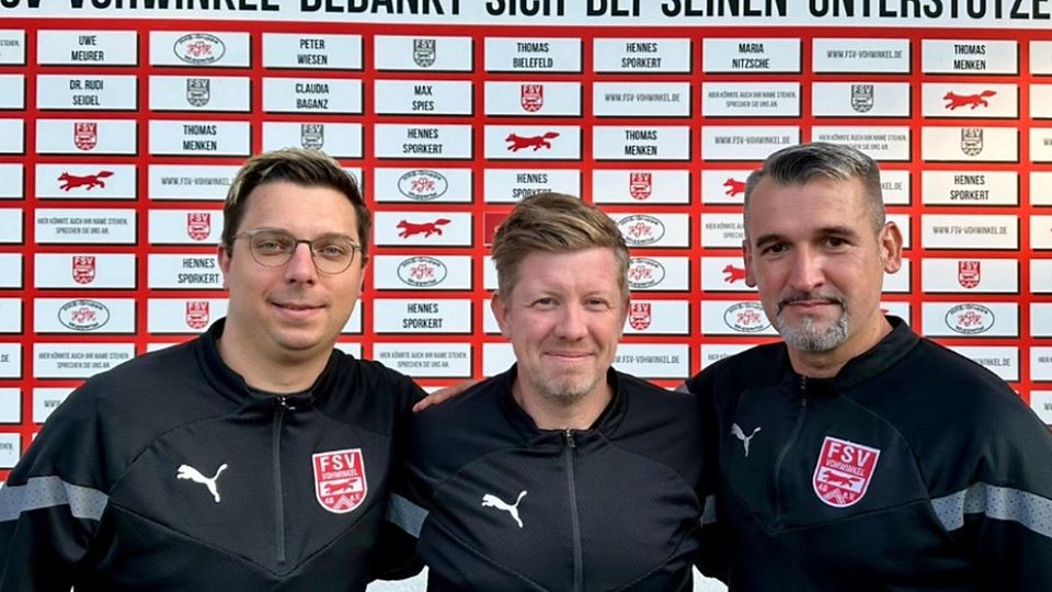 Neue Co-Trainer beim FSV Vohwinkel: Olaf Foit (links) und Elvir Mesic (rechts) mit Chefcoach Marc Bach.