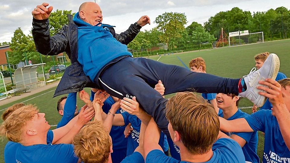 Als letzter der vier Kreisliga-Meister durfte der VfL Kloster Oesede sich und Trainer Michael Wirtz (in der Luft) feiern.