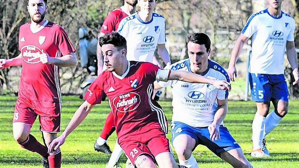 Florian Schaf von den Gästen schirmt den Ball gegen Gastgeber David Jennissen (Nr. 14) ab. Foto: Karl-Heinz Hamacher
