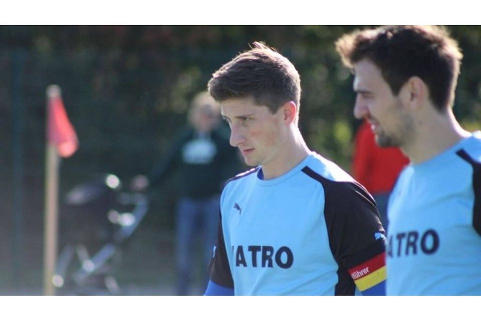 Für beide Mannschaften geht es um viel: Während der VfR Rüblinghausen (oben) die Zähler im Kampf gegen den Klassenhalt benötigt, will der SV Attendorn (unten) gegenüber der Konkurrenz nicht abreißen lassen. Fotos (2): sta Für beide Mannschaften geht es um viel: Während der VfR Rüblinghausen (oben) die Zähler im Kampf gegen den Klassenhalt benötigt, will der SV Attendorn (unten) gegenüber der Konkurrenz nicht abreißen lassen. Fotos (2): sta