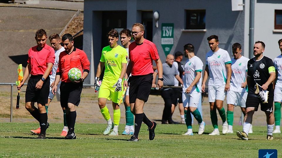 Zuzenhausen (weiß) muss am Sonntag zu einem dicken Brocken - dem FK Srbija Mannheim.