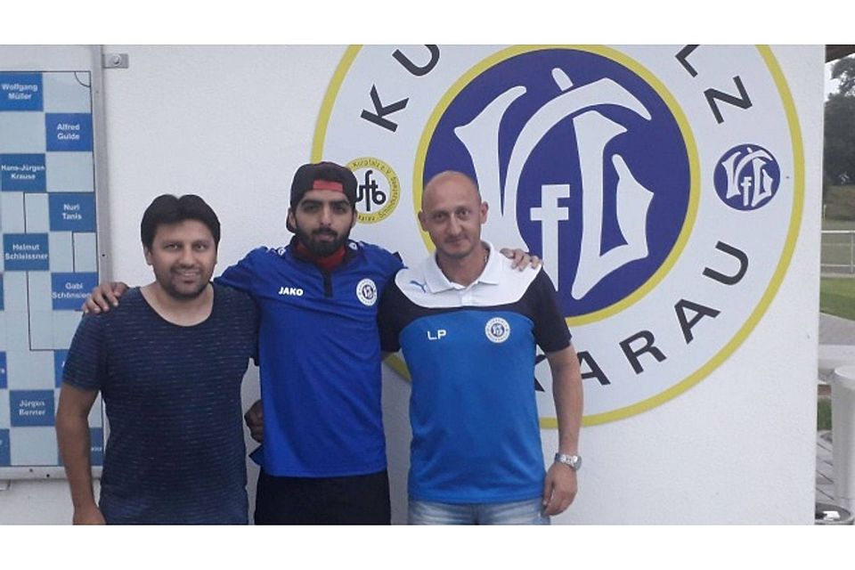 Mustafa Azad (m.) läuft nächstes Jahr für den VfL Neckarau auf. Rechts der Sportliche Leiter Lacky Paschaloglou. Links Feytullah Genc, der neu im Trainerteam ist.