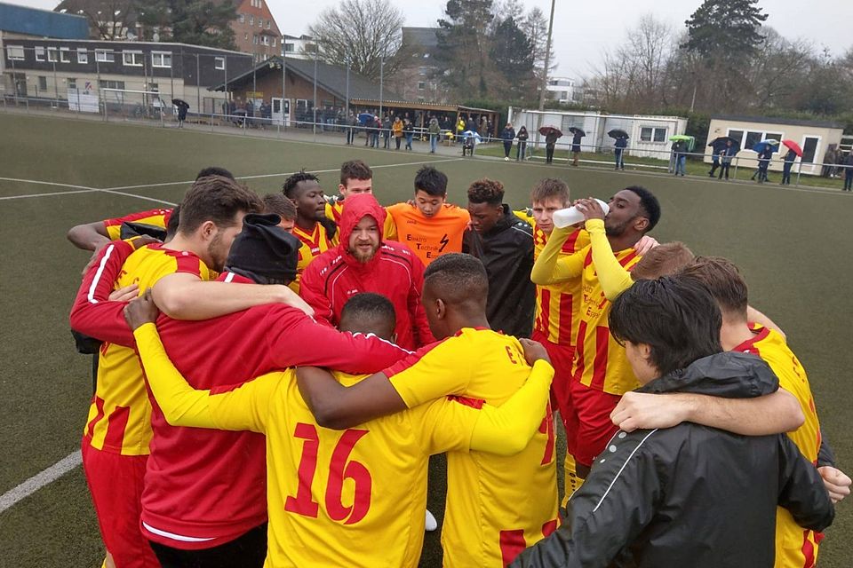 Benny Wiedenau, der verletzungsbedingt fehlte, schwört das Team ein.