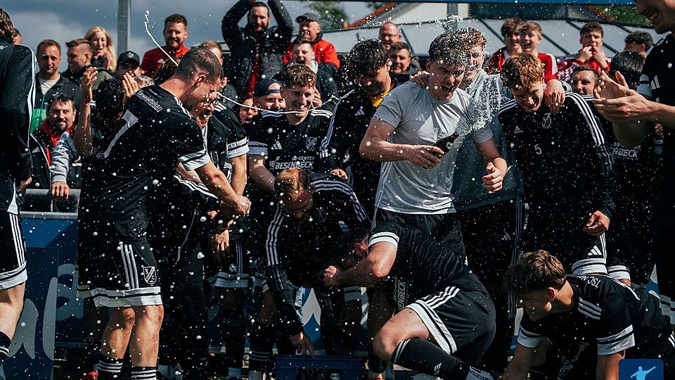 So sieht ein Happy End aus: Neuendettelsau feiert den Klassenerhalt. Für Trainer Kreiselmeier noch höher zu bewerten, als die Meisterschaften der letzten beiden Jahre.