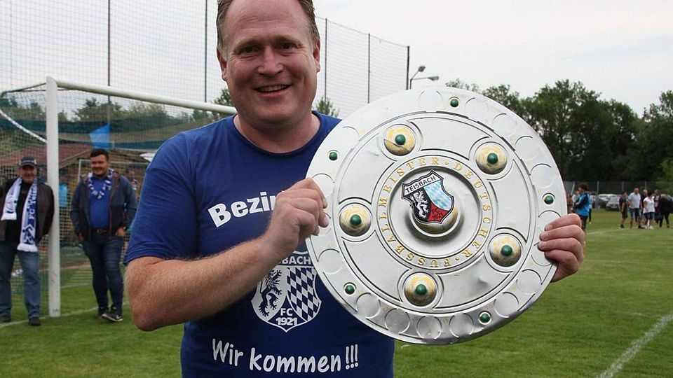 Jochen Freidhofer konnte als Trainer einige Meisterschaften feiern - so wie hier 2018 den Kreisligatitel mit dem FC Teisbach, mit dem er seitdem in der Bezirksliga für Furore sorgt.