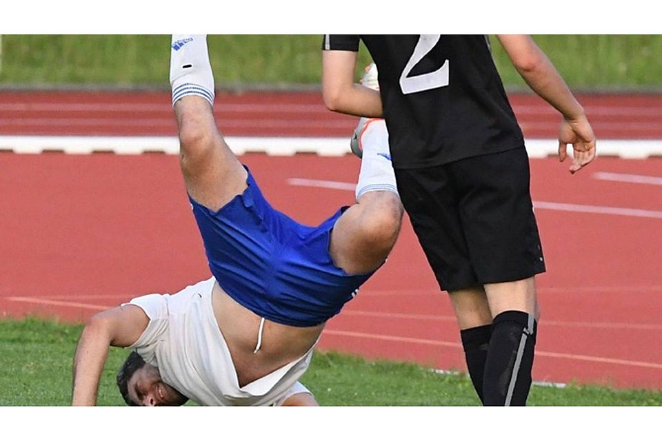 Athletische Einlage von Viorel Cimpoesu vom SV Göschweiler beim Spiel gegen Lenzkirch. | Foto: Wolfgang Scheu