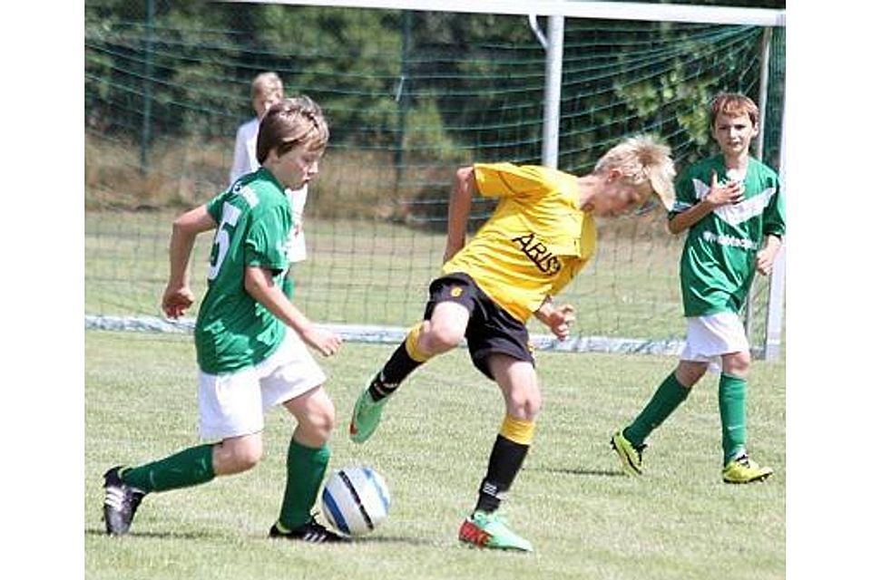 Talente am Ball: Die D-Junioren aus Werlte (gelb) wurden Zweiter, Eversten (grün) wurde Fünfter. Friedhelm Müller-Düring