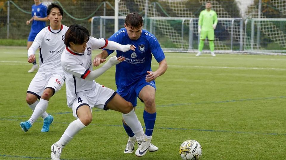 Bissig im Zweikampf: Natsuto Ueki von der SG Basara/Moguntia 1896 II (vorne links). 	Foto: Stefan Sämmer (Archiv)