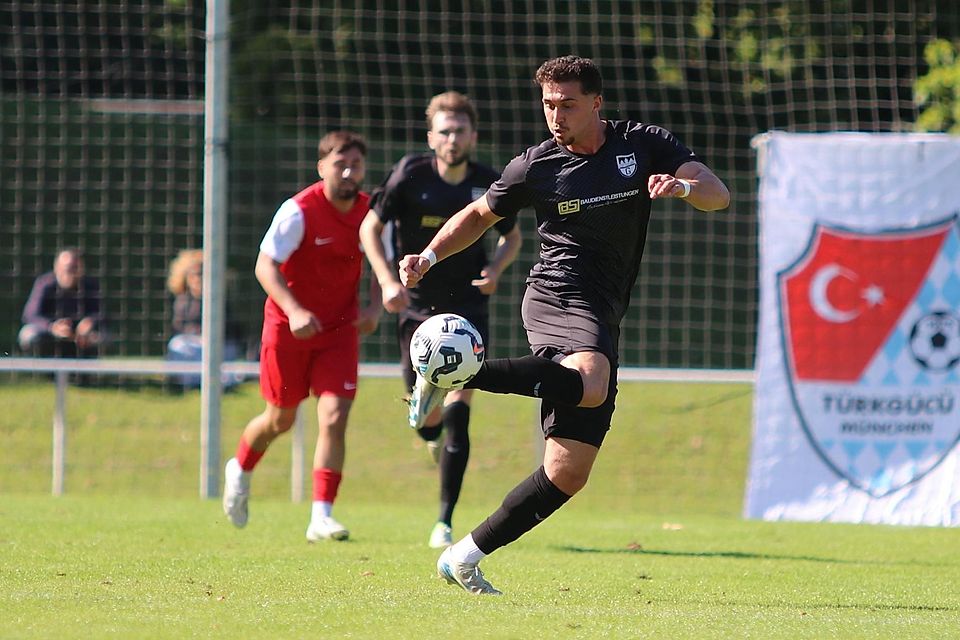 Die Saison ist beendet: Die Knieverletzung, mit der sich Kaan Aygün (am Ball) herumgeplagt hat, ist ein Meniskusriss. Der TuS Geretsried muss schon im Nachholspiel gegen Kottern an diesem Dienstag ohne den 29-Jährigen auskommen.