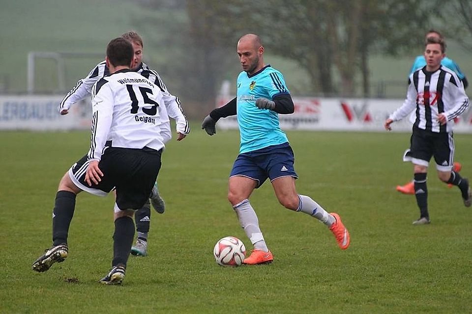 Karoly Nagy (am Ball) soll für den SV Prackenbach die notwendigen Tore erzielen 