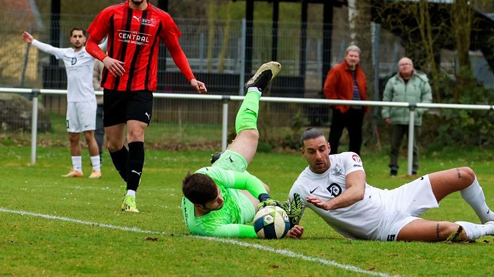 Torwart Marlon Allmann (Groß-Bieberau) hielt seinen Kasten im Derby gegen den TSV Altheim (Hendrik Makolli) sauber. Da aber auch auf der Gegenseite kein Tor fiel, blieb es beim 0:0.	Foto: Guido Schiek