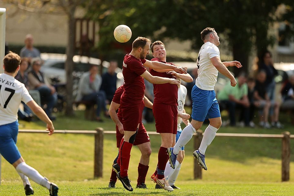 Mit vereinten Kräften stemmten sich Kanzems Martin Kuborn (links) und Thomas Persch (Mitte) in Unterzahl gegen eine Niederlage. Rechts: Ayls Yannick Drossert.