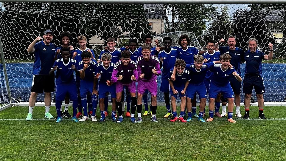 Starke Leistung: Der bayerische U14-Junioren-Leistungskader von Verbandstrainer Hannes Sigurdsson (l.) hat das DFB-Sichtungsturnier 2026 im SportCentrum Kaiserau in Kamen gewonnen.