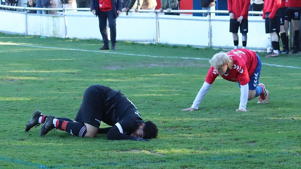 Das war schmerzhaft: Ottensens Mirco Warnecke (rechts) und Wiepenkathens Zeino Saroukhan nach einem Zusammenprall.