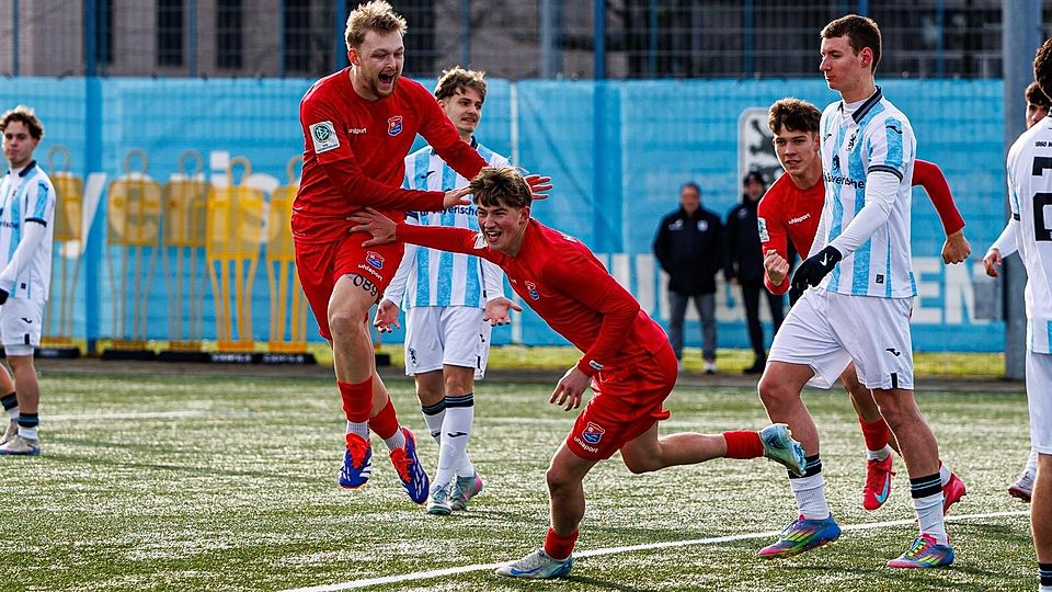 Starke Leistung: Haching bejubelt den 2:0-Derbysieg beim TSV 1860.