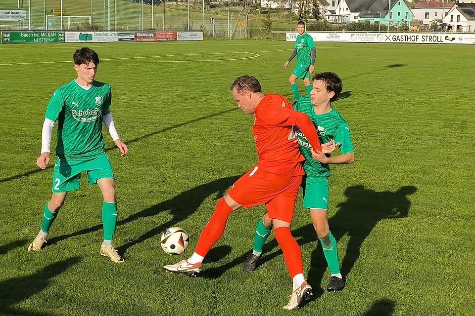 Arnschwangs Torjäger Lukas Riedl zeigte nach seiner wochenlangen verletzungsbedingten Pause, warum er seiner Mannschaft so gefehlt hatte. Er traf zehn Minuten nach seiner Einwechslung zum 1:1-Ausgleich. 