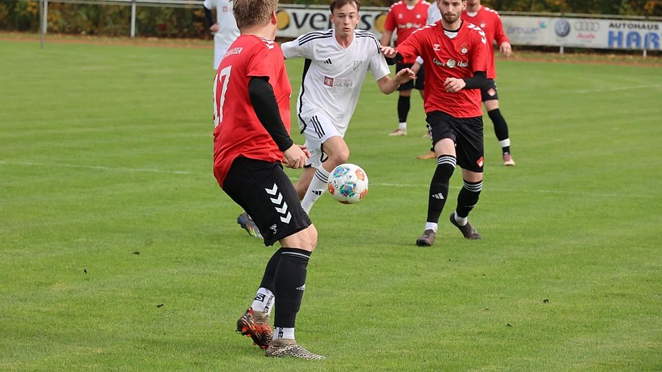 Ein wenig glücklich behielt der SV Petershausen (rote Trikots) gegen den TSV Bergkirchen die Oberhand.