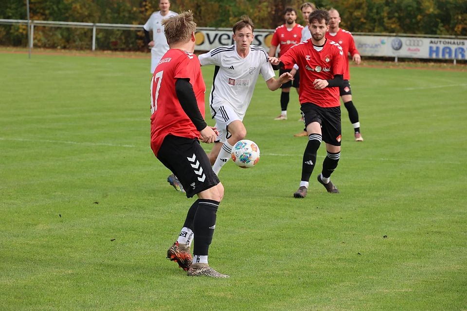 Ein wenig glücklich behielt der SV Petershausen (rote Trikots) gegen den TSV Bergkirchen die Oberhand.