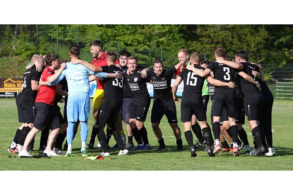 Tanz der Geretteten: Die Kicker der SG Silberg/Eisenhausen feiern den erlösenden Derbysieg gegen den FC Angelburg. © Jens Schmidt