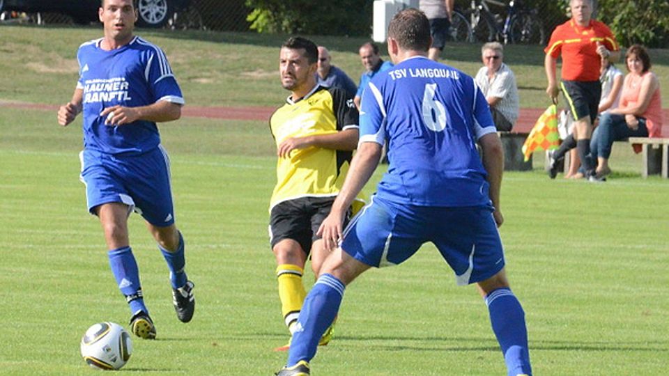 Bastian Haselbeck (links) und Martin Lommer (Nummer 6) wechseln vom TSV Langquaid zum SV Ettenkofen. F: Kuczera