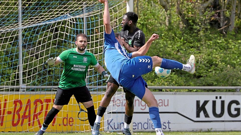 Der Oberbernbacher Torhüter Baris Özkan und Rachad Bamario versuchen, den Inchenhofener Marco Bergmair am Torschuss zu hindern.