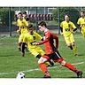 "Kein Land" sah die U15 des FC Amberg (in gelb) im Bayernliga-Oberpfalzderby gegen den ASV Cham     F: Hrouda