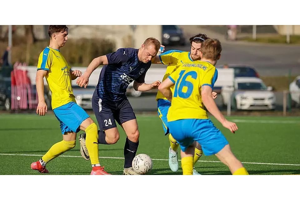 Auf die Tore von Justus Born (Mitte) hofft die SG Eschenburg eigentlich. Doch der Offensivspieler ist angeschlagen. (Archivbild) © Jonathan Ortmann