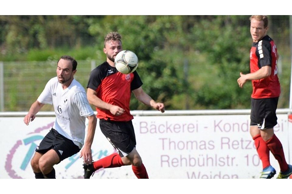 Der VfB Weiden (rot-schwarz) schickte den SVSW Kemnath II mit einem 0:5 nach Hause.F: Nachtigall