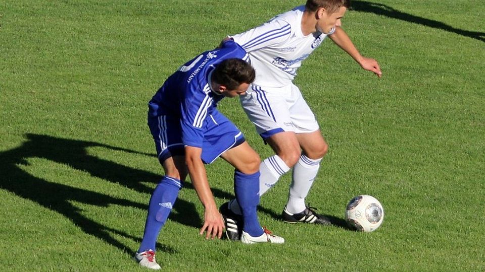 René Dingel (rechts) beim Saisonauftaktmatch gegen den 1. FC Schwalmstadt II in Aktion
