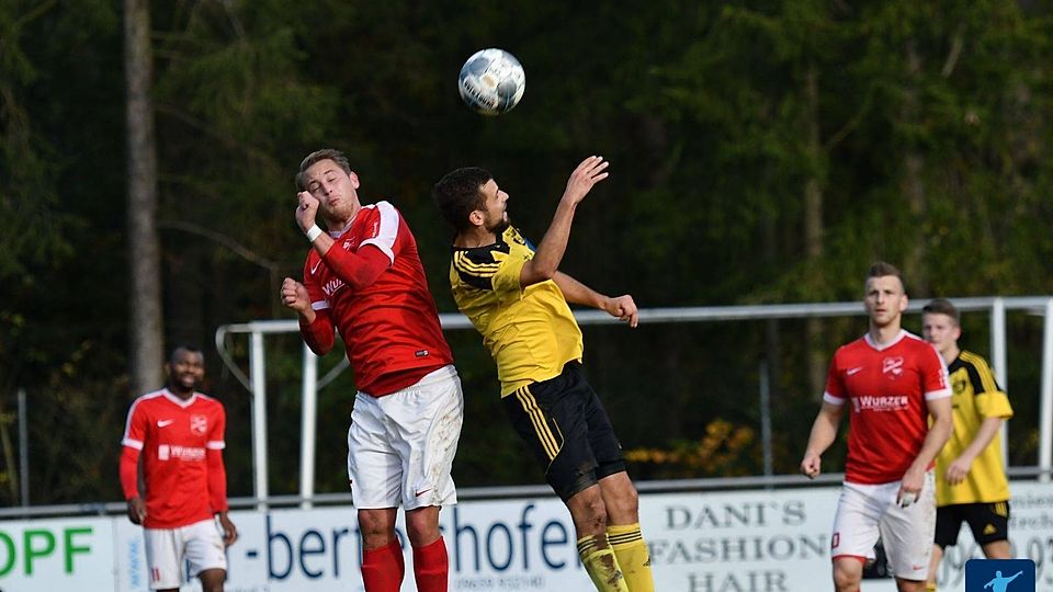 Obwohl über eine Stunde in Unterzahl, ergatterte Primus DJK Irchenrieth (in Rot-Weiss) beim Rangdritten SV Waldau (in Gelb-Schwarz) einen wichtigen Zähler.