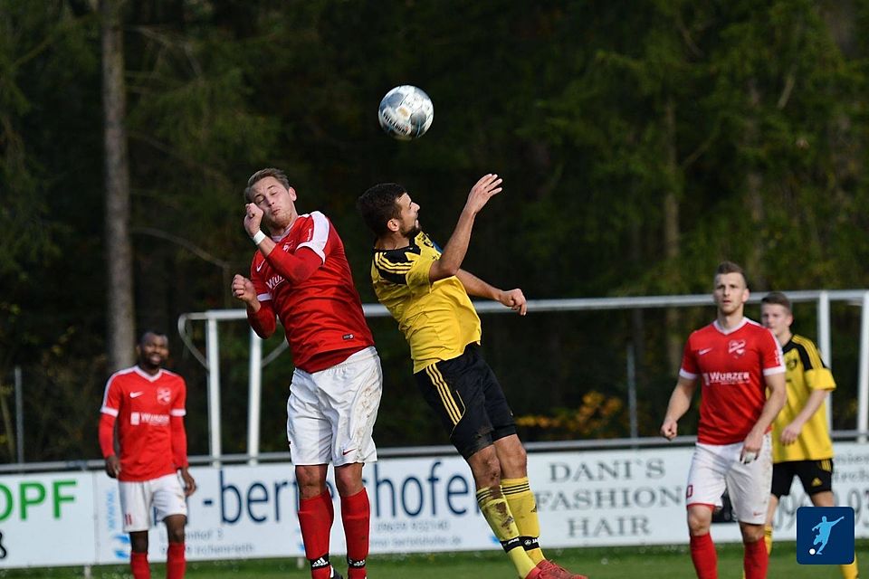 Obwohl über eine Stunde in Unterzahl, ergatterte Primus DJK Irchenrieth (in Rot-Weiss) beim Rangdritten SV Waldau (in Gelb-Schwarz) einen wichtigen Zähler.